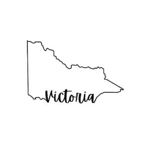 Può includere: Un contorno nero dello stato di Victoria, Australia, su sfondo bianco. La parola "Victoria" è scritta in corsivo nero all'interno dei confini dello stato. L'immagine è un design semplice e minimalista.