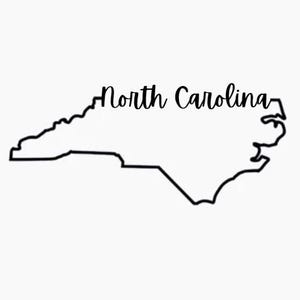 Puede incluir: Un contorno negro del estado de Carolina del Norte sobre un fondo blanco. El texto en cursiva "North Carolina" está escrito en el centro del contorno del estado.