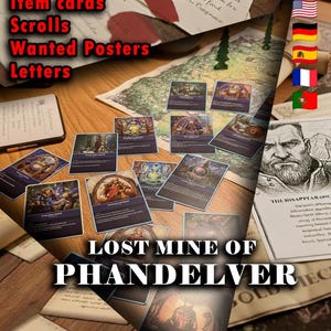 Op de afbeelding: Een verzameling fantasy-thema itemkaarten, rollen, gezochte posters en brieven gerangschikt op een houten oppervlak. De tekst "Lost Mine of Phandelver" is prominent aanwezig. De afbeelding bevat ook de tekst "Digital Download".