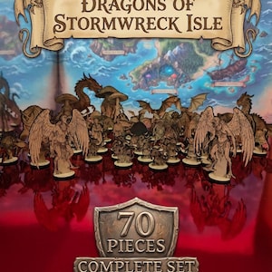 Puede incluir: Un juego completo de 70 piezas de juego de madera para "Dragons of Stormwreck Isle". Las piezas están dispuestas frente a un mapa de una isla con dragones y otras criaturas fantásticas. El juego incluye varias figuras de dragones y criaturas.
