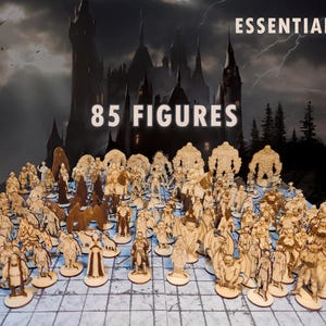 Puede incluir: Un conjunto esencial de 85 figuras de madera, ideal para juegos de mesa. Las figuras están cortadas con láser y representan varios personajes de fantasía. El fondo incluye un castillo oscuro y el texto "ESSENTIAL SET" y "85 FIGURES".