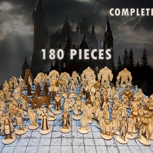 Peut inclure: Un ensemble complet de 180 pièces en bois, comprenant diverses figurines fantastiques, présentées sur une surface bleue et blanche. L'arrière-plan présente un château sombre et un ciel orageux, avec les mots "COMPLETE SET".