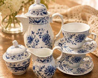 Retsch Wunsiedel Bavaria theeservies voor twee personen: blauw-wit Duits porseleinen theepot, suikerpotje, melkkannetje, kopjes en schotels.