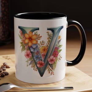 Taza inicial con letra floral V, monograma V en taza de regalo para ella, taza de café floral de acuarela, regalo para mamá, regalo para amigo, regalo para compañero de trabajo