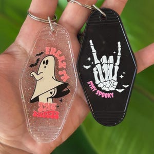 Halloween motel sleutelhangers, griezelige schattige sleutelhanger, retro motel sleutelhanger, skelet spook sleutelhangers, grappige halloween sleutelhangers, leuk griezelig cadeau