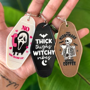 Halloween motel sleutelhangers, griezelige schattige sleutelhanger, retro motel sleutelhanger, skelet spook sleutelhangers, grappige halloween sleutelhangers, leuk griezelig cadeau