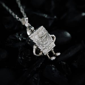 Käsiger kleiner Anhänger - Silber 925 - Schwamm namens Bob - Verspielter handgemachter Schmuck - Pop Kultur Symbol
