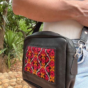 Zwarte leren crossbodytas met Tatreez - handgemaakt geborduurde tas - Portemonnee met handgestikt Arabisch Tatreez-borduurwerk - Crossbodytas