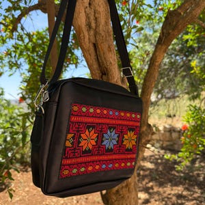 Zwart lederen Tatreez-tas crossbody-tas met handgestikt Arabisch Tatreez-borduurwerk en verstelbare riem