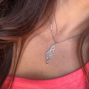 Palestina kaart hanger ketting sterlingzilver ontwerp geïnspireerd op het gedicht van Mahmoud Darwish: "On This Earth What Makes Life Worth Living"