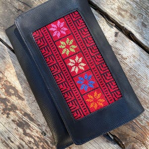 Black Leather purse Tatreez Embroidered Women&#39;s purse Handmade Hand-Stitched Front Snap Handbag