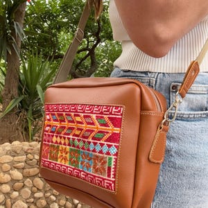 Beige leren schoudertas met Palestijns Tatreez-borduursel – handgemaakte elegante en unieke tas, handgestikte Tatreez-tas