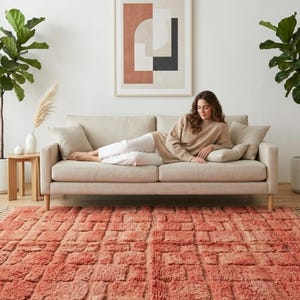 Alfombra marroquí de pelo largo con cuadrícula rosa vibrante | Alfombra bereber tejida a mano | Alfombra acogedora estilo boho para sala de estar | Alfombra boho artística | Alfombra personalizada