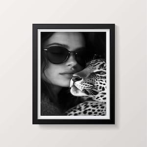 Stampa artistica di donna in bianco e nero con leopardo / Decorazione murale di moda nella giungla / Ritratto di animale di lusso / Fotografia audace di fauna selvatica femminile