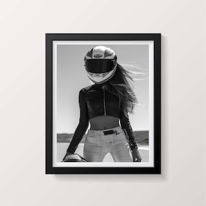 バイカーガールのウォールアート | 白黒レーシングヘルメットプリント | 女性らしいモータースポーツ写真 | エッジの効いた女性向けファッションポスター装飾