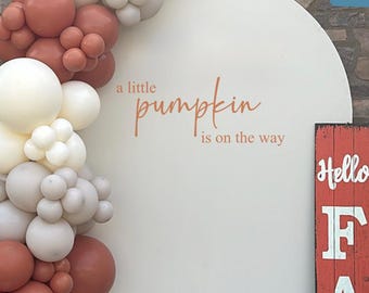 Calcomanía "Una pequeña calabaza está en camino", calcomanía de vinilo para baby shower, revelación de género, baby shower de niña, baby shower de niño, tema de otoño para bebé