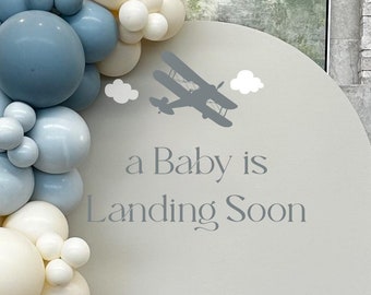 Adhesivo de vinilo para baby shower con temática de avión: ¡El bebé aterriza pronto! Pegatina vintage de nubes y aviones. Decoración para fiesta de revelación de género. Ideal para baby shower de niño o niña.