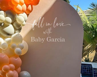 Calcomanía personalizada "Enamórate de tu bebé", vinilo para baby shower, revelación de género, baby shower de niña, baby shower de niño, tema de otoño.