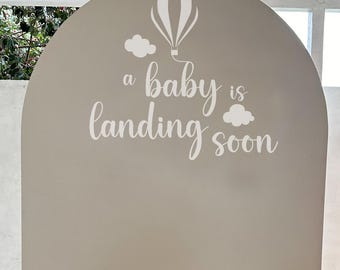 ¡Un bebé llegará pronto! Adhesivo de nubes con globos aerostáticos, ideal para baby shower o revelación de género. También disponible para niña o niño.