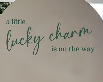 Calcomanía para fiesta "A Little Lucky Charm Is On the Way", decoración con calcomanías de vinilo para baby shower, revelación de género, baby shower de niña, baby shower de niño