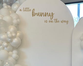Vinilo decorativo para fiesta "Un conejito viene en camino", ideal para baby shower, revelación de género, baby shower para niña o niño.