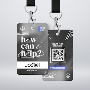 Puede incluir: Dos credenciales de identificación del Dream Team en blanco y negro con cordones negros. Una credencial dice "How can I help?" con el nombre "Josiah" debajo. La otra credencial tiene un código QR y "Follow us on Instagram".