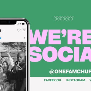 K&ouml;nnte beinhalten: Ein Smartphone zeigt einen Instagram-Post mit einem Schwarz-Wei&szlig;-Foto einer Gruppe von Menschen. Der Hintergrund ist gr&uuml;n mit dem pinkfarbenen Text "WE'RE SOCIAL!" und Social-Media-Handles.