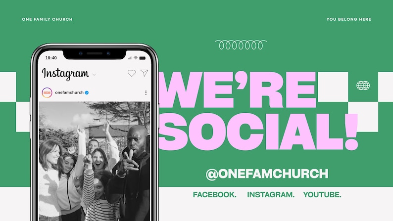 K&ouml;nnte beinhalten: Ein Smartphone zeigt einen Instagram-Post mit einem Schwarz-Wei&szlig;-Foto einer Gruppe von Menschen. Der Hintergrund ist gr&uuml;n mit dem pinkfarbenen Text "WE'RE SOCIAL!" und Social-Media-Handles.