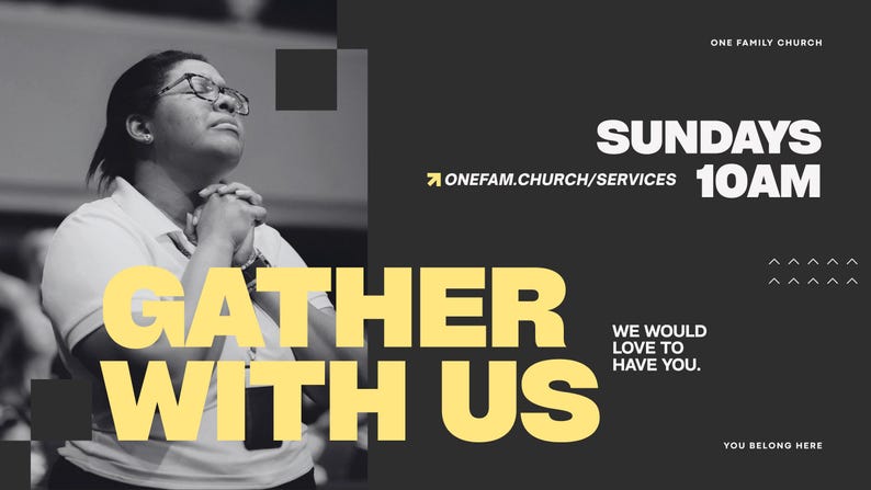 K&ouml;nnte beinhalten: Schwarz-wei&szlig;-Bild einer betenden Person mit gefalteten H&auml;nden. Gelber und wei&szlig;er Text lautet "GATHER WITH US" und "SUNDAYS 10AM". Die Website der Kirche wird ebenfalls angezeigt.