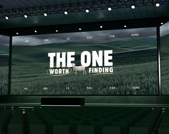 Può includere: Uno schermo mostra la scritta "THE ONE WORTH FINDING" con una grafica di pecora su uno sfondo di campo verde. Viene visualizzato anche il testo "NO ONE IS TOO FAR GONE". La scena si svolge in un grande auditorium.