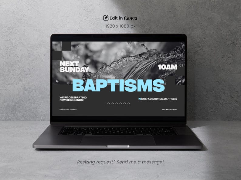 K&ouml;nnte beinhalten: Ein Laptop zeigt eine Werbegrafik f&uuml;r Taufen. Der Bildschirm zeigt das Wort "BAPTISMS" in gro&szlig;en, hellblauen Buchstaben, mit "NEXT SUNDAY 10AM" dar&uuml;ber. Der Hintergrund ist ein Graustufenbild von Wasser. Der Text "WE'RE CELEBRATING NEW BEGINNINGS!" ist ebenfalls sichtbar.