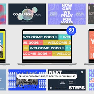 Peut inclure: Plusieurs écrans d'ordinateurs portables affichent des diapositives colorées avec du texte. Les diapositives présentent des phrases telles que « Bienvenue 2026 », « Communion du dimanche » et « Nouvelles diapositives créatives pour votre église ». La palette de couleurs comprend le bleu, l'orange et le jaune.