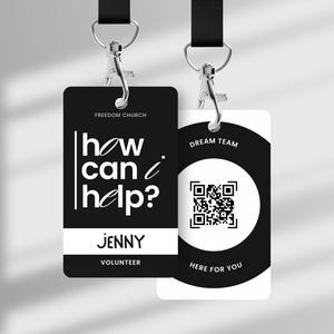 Peut inclure: Deux badges d'identification rectangulaires avec des cordons noirs et des clips en métal argenté. Le badge de gauche est noir avec le texte blanc Freedom Church, how can i help?, JENNY et VOLUNTEER. Le badge de droite est blanc avec un cercle noir.