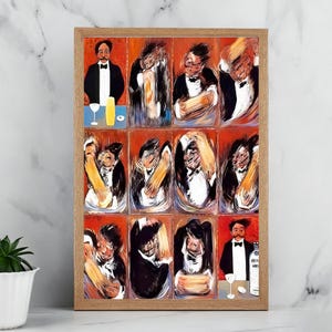 Op de afbeelding: Een ingelijst kunstwerk met een reeks abstracte schilderijen van barmannen in zwarte smokings. Het kunstwerk heeft een houten lijst en wordt tentoongesteld tegen een witte achtergrond. Een fles wodka is zichtbaar in het kunstwerk.