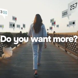 Puede incluir: Una mujer camina hacia atrás desde la cámara en una pasarela de madera con una barandilla. El cielo es azul claro y hay muchas notificaciones de redes sociales flotantes con números e iconos. El texto "Do you want more?" está en primer plano.