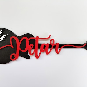 Letrero de madera en forma de guitarra, letrero de guitarra de madera, letrero de nombre personalizado, letrero de nombre personalizado en forma de guitarra, letrero hecho a mano, letrero de habitación para niños