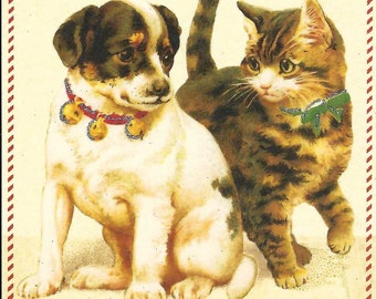 以下が含まれることがあります： 黒と白の犬と緑のリボンをつけた虎柄の猫が描かれたヴィンテージのクリスマスカード。カードは赤と白のストライプの縁取りがされており、赤い文字で「メリークリスマス」と書かれています。
