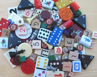 Diverse speelstukken: 20 gemengd metaal, plastic en papier, montage, sieraden, tijdschriften