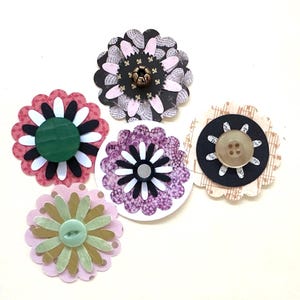 Lot de 5 fleurs en papier superposées - 5 pièces uniques pour journaux indésirables, collage, scrapbooking, cartes de voeux et arts du papier PSS 6195