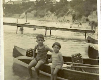 ヴィンテージ RPPC フランスの子供たちが水着でボートに乗っている写真ポストカード。ジャンクジャーナル、コラージュ、スクラップブッキング、ペーパーアートに使用できます。PSS 6137