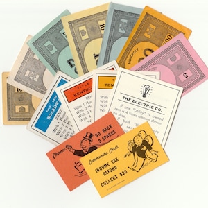 Assortiment de 13 pièces vintage Monopoly Ephemera pour le collage, le scrapbooking, les journaux indésirables et les travaux manuels PSS 4760