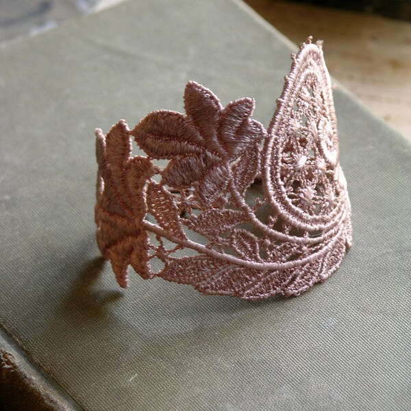 lace bracelet cuff -ANDRA-  (blush)