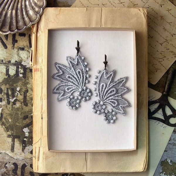 lace earrings -XANDRA-  (pale grey)