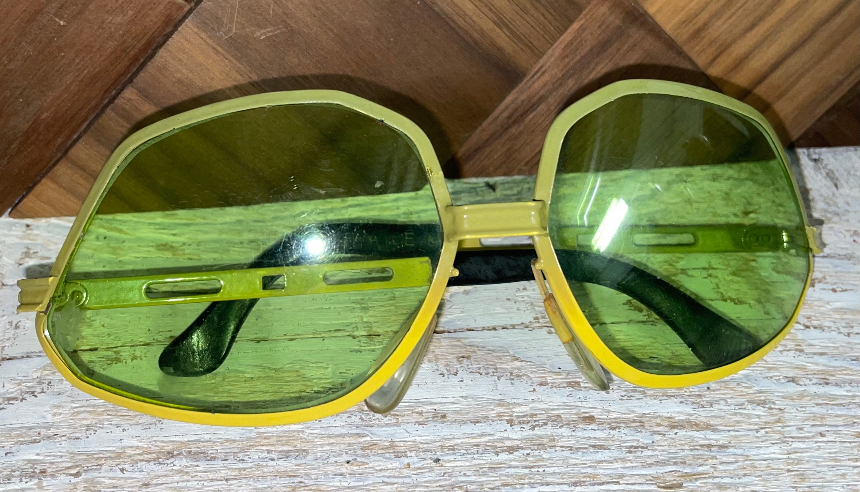 Vintage MOD Oversized Yellow and Green Geometric Metal Frame  display picture 3