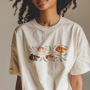 Vintage T-shirt goudvis koi: aardse botanische kunstprint