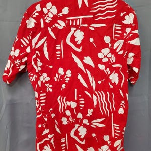 Vintage Carson Pirie Scott L-shirt heren rood wit bloemen Hawaiiaans button-down shirt afbeelding 3