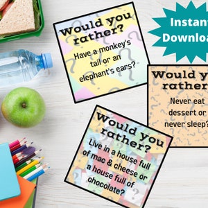 Könnte beinhalten: Drei bunte Karten mit dem Text "Would you rather?" und einer Frage auf jeder Karte. Die Fragen lauten: "Einen Affenschwanz oder Elefantenohren haben?", "In einem Haus voller Mac & Cheese oder einem Haus voller Schokolade leben?", und "Nie Dessert essen oder nie schlafen?"