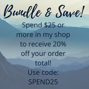 Op de afbeelding: Een blauwe en witte afbeelding met een achtergrond van een bergketen. De tekst luidt "Bundle & Save! Besteed $ 25 of meer in mijn winkel om 20% korting op uw totale bestelling te ontvangen! Gebruik code: SPEND25"