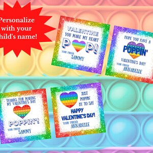 Op de afbeelding: Vier printbare Valentijnsdagkaarten met een regenboog pop-it speelgoedontwerp. De kaarten zeggen "Valentine you make my heart pop!" "Hope you have a poppin' Valentine's Day!" "Thanks for making my Valentine's Day poppin'" en "Just poppin' by to say Happy Valentine's Day!"