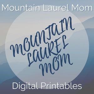Op de afbeelding: Een digitaal printbaar ontwerp met de tekst "Mountain Laurel Mom" in een blauw handschrift op een wazige achtergrond van blauwe en witte bergen.